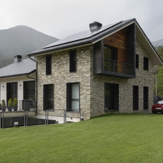 Villa de lujo privada con piscina en los Pirineos, ubicada en un enclave exclusivo con vistas a las montañas y total privacidad.