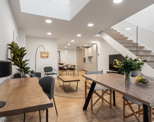 Salón con luz natural en el Dúplex con Terraza I Loft Santiago, un espacio amplio con mobiliario de lujo y vistas al exterior.