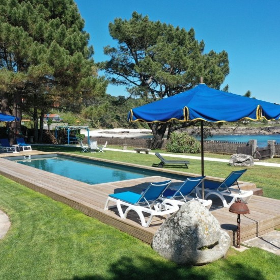 Villa privada con piscina en la costa gallega, situada en Porto Cabanas, con acceso directo al mar y un entorno natural privilegiado.