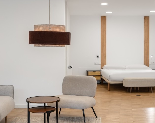 Salón con luz natural en el Dúplex con Terraza I Loft Santiago, un espacio amplio con mobiliario de lujo y vistas al exterior.