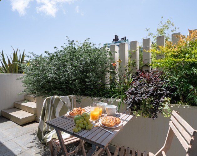 Terraza privada en I Loft Santiago, con mobiliario acogedor y vistas al centro de Santiago de Compostela, ideal para relajarse.