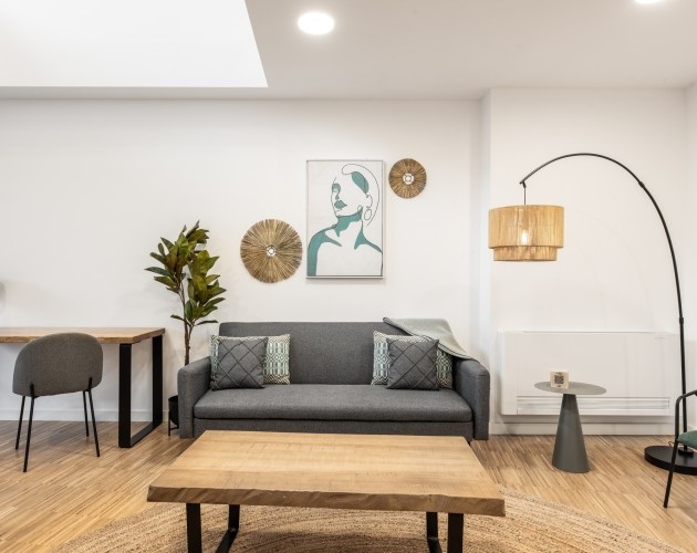 Salón con luz natural en el Dúplex con Terraza I Loft Santiago, un espacio amplio con mobiliario de lujo y vistas al exterior.