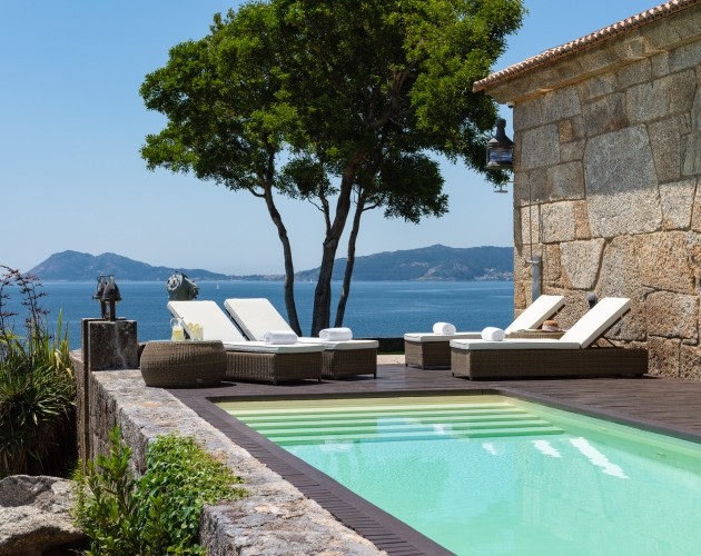 Piscina infinita de Isla de A Creba con vistas impresionantes al mar, un lugar perfecto para relajarse y disfrutar de unas vacac