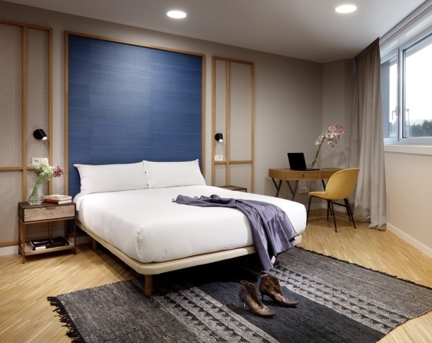 Dormitorio con cama king-size en el Apartamento I Loft Santiago, diseñado para ofrecer descanso y confort en Santiago de Compostela.