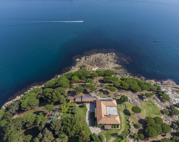 Aerial view of the villa in A Creba Island, highlighting its privileged location on a private island with a unique environment, 