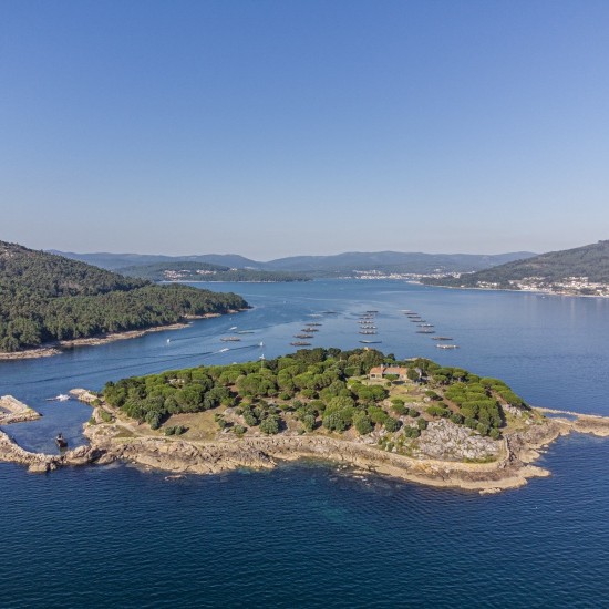 Alojamiento de lujo con piscina en Isla de A Creba, una isla privada en la ría de Muros y Noia, con piscina y vistas panorámicas a la Ría de Muros y N