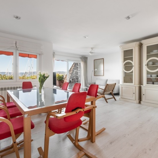 Apartamentos de lujo en Portosín, un encantador pueblo costero en la ría de Muros y Noia, con terrazas y vistas al mar.